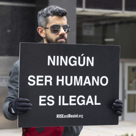 Un hombre en una manifestación contra la violencia del ICE, el 2 de abril de 2026, en Nueva York.
