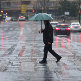 Una persona se protege de la lluvia con un paraguas este miércoles en Málaga.