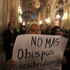 Una manifestante sostiene una pancarta contra la pederastia en la Iglesia.