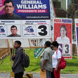 Carteles de algunos candidatos electorales, este lunes, en Lima (Perú).