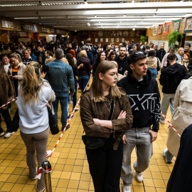Colas para votar en las elecciones húngaras en Budapest, este domingo.