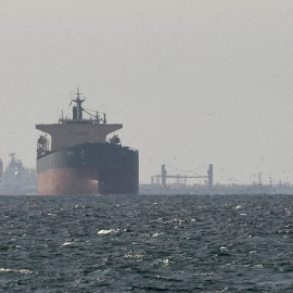 Buques de carga en el Golfo Pérsico, cerca del estrecho de Ormuz