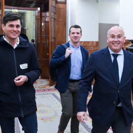 El agitador Vito Quiles y el secretario general del Partido Popular, Miguel Tellado, a su salida de una sesión plenaria en el Congreso de los Diputados, a 17 de marzo de 2026, en Madrid (España). El Pleno aborda hoy dos proposiciones de ley, debates sobre
