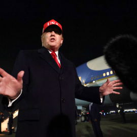 Imagen de archivo del presidente de Estados Unidos, Donald Trump, hablando con los miembros de los medios de comunicación tras descender del Air Force One.