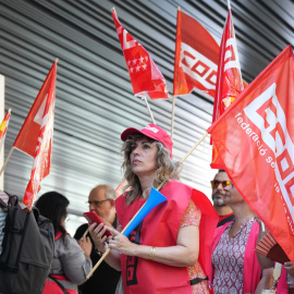 Un grupo de personas con banderas durante una concentración convocada por CCOO el día que comienza la huelga de jueces y fiscales en toda España, a 1 de julio de 2025, en Barcelona, Cataluña (España). El sindicato ha convocado la concentración para prote