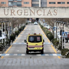 Una ambulancia atraviesa la puerta exterior de Urgencias del Hospital Universitario Fundación Alcorcón, en Alcorcón / Madrid (España), municipio que se ha convertido en un nuevo foco de coronavirus tras la confirmación de varios contagios en empleados del
