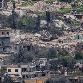 Soldados israelíes caminan entre las ruinas tras un ataque en el Líbano.