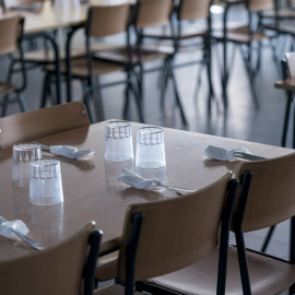 Una mesa de comedor escolar durante una visita de la presidenta de la Comunidad de Madrid, Isabel Díaz Ayuso al Colegio público de Educación Infantil y Primaria San Juan Bautista con motivo de la inauguración del curso escolar 2023/2024, a 7 de septiembre
