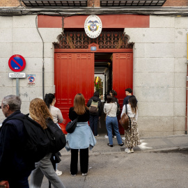 varias_personas_hacen_cola_consulado_colombia_madrid_espana