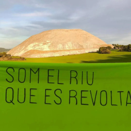 Una pancarta amb la muntanya de sal de l'empresa ILC al Bages de fons