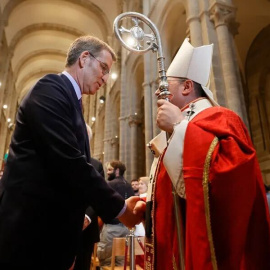 El líder del PP, Alberto Núñez Feijóo, saluda al arzobispo compostelano, Francisco Prieto.