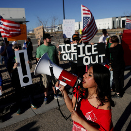 Varias personas protestan frente a un almacén adquirido por el Servicio de Inmigración y Control de Aduanas de los Estados Unidos (ICE) para ser utilizado como centro de detención en Salt Lake City, Utah