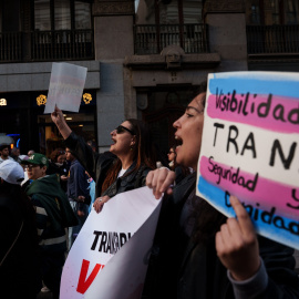 Un grupo de personas durante una manifestación contra las agresiones a personas LGTBI+ y la amenaza a sus derechos, a 28 de marzo de 2026, en Madrid.