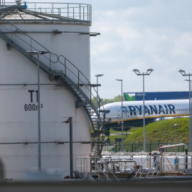 Instalaciones de almacenamiento de queroseno mientras un avión de Ryanair permanece en la pista del aeropuerto de Bruselas Sur Charleroi.