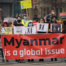 Manifestantes sostienen una pancarta mientras se reúnen frente a las Casas del Parlamento durante una protesta contra el golpe militar en Myanmar que derrocó al gobierno electo de Aung San Suu Kyi