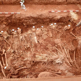 Trabajo de exhumación en una fosa común.