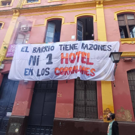 Fachada de los corralones de la calle Castellar en Sevilla.