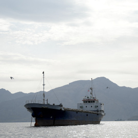 Una nave navega por el estrecho de Ormuz frente a las costas de Omán.