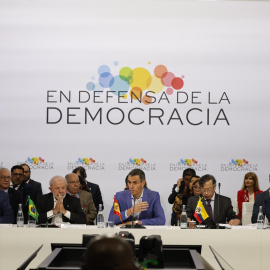 El presidente del Gobierno, Pedro Sánchez, interviene al inicio de la IV Cumbre en Defensa de la Democracia celebrada este sábado en Fira de Barcelona