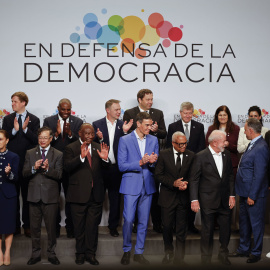 Pedro Sánchez con el resto de asistentes a la IV Cumbre en Defensa de la Democracia, en Barcelona.