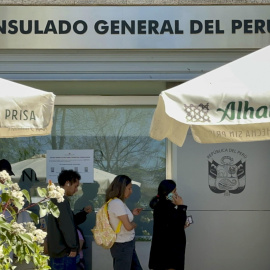 Personas haciendo cola en la puerta del consulado de Perú.