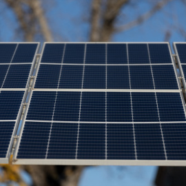 Una placa solar en una calle de Madrid.