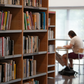 Una persona llegint a la biblioteca Jaume Fuster de Barcelona