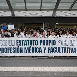 varias_personas_concentracion_frente_hospital_universitario_puerta_hierro