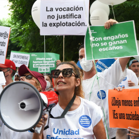 EuropaPress_4527067_mujer_megafono_protesta_manifestacion_contra_abandono_sanidad_18_junio_2022
