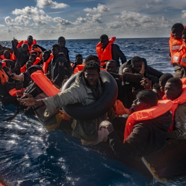 Varios migrantes en un cayuco, en el Mar Mediterráneo, rescatadas por la tripulación del barco de la ONG Open Arms.