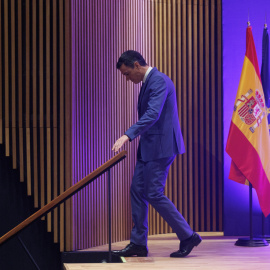 El presidente del Gobierno, Pedro Sánchez, junto a las banderas de la UE y de España, en una imagen de archivo.