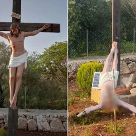Imagen del soldado destruyendo el Cristo con un mazo.
