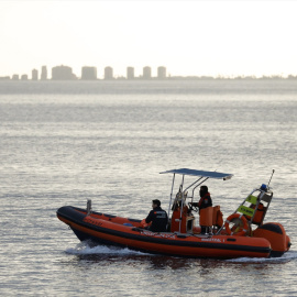 Efectivos de Salvamento Marítimo en una lancha, en Murcia.