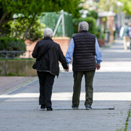 Dos ancianos en un parque.