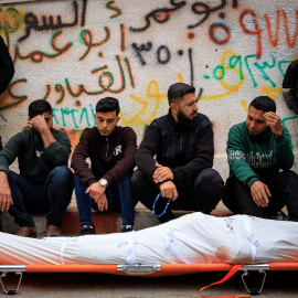 Varias personas asisten al funeral de las víctimas de un ataque aéreo israelí en el campo de refugiados de Al-Shati. El ataque nocturno tuvo como objetivo a un grupo de civiles cerca de unos almacenes de electricidad, matando a cinco personas