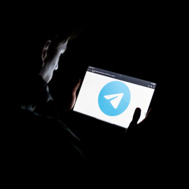 Persona usa Telegram en una tablet.