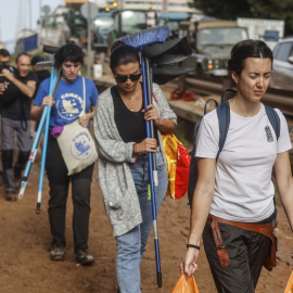 Varias personas tras el paso de la DANA en Valencia en Octubre de 2024