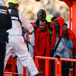 Varios migrantes son rescatados y trasladados por Salvamento Marítimo al puerto de Arguineguín, a 15 de enero de 2026, en Gran Canaria, Canarias (España).