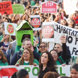 Decenas de personas durante una manifestación por la vivienda con el lema 'Abaixem el lloguer', en la Plaza Espanya, a 5 de abril de 2025, en Barcelona, Catalunya (España). Tras varias manifestaciones multitudinarias en diferentes puntos de España, los si