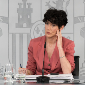 La ministra Portavoz, Elma Saiz, durante una rueda de prensa posterior al Consejo de Ministros, a 21 de abril de 2026, en Madrid