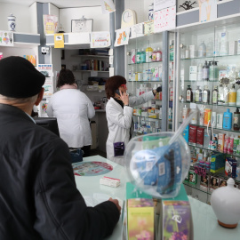 Varias personas en una farmacia