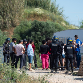 Habitantes del campamento durante el desalojo del campamento chabolista de Sa Jovería.