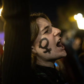 Imagen de archivo de una mujer con la cara pintada gritando, durante una manifestación contra la violencia hacia las mujeres.