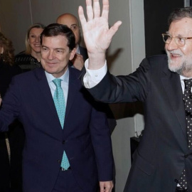 El expresidente del Gobierno, Mariano Rajoy (d), junto al candidato del PP a la presidencia de Castilla y León Alfonso Fernández Mañueco durante las elecciones autonómicas.