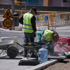 Foto de archivo de hombres trabajando en una obra.