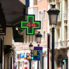 Un termómetro marca 44 ºC en la calle Martínez Villena, en Albacete, Castilla-La Mancha.