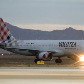 Un avión de la aerolínea Volotea aterriza en el aeropuerto de Corvera, en la Región de Murcia