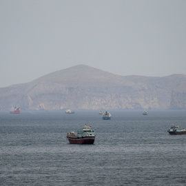 Algunos barcos en el estrecho de Ormuz