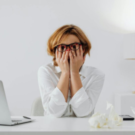 El cortisol es conocida como la hormona del estrés y sus niveles altos prolongados en el tiempo poseen síntomas visibles.