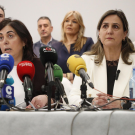 La candidata del PP a la Alcaldía de Lugo, Elena Candia, y la edil tránsfuga del PSOE, María Reigosa, este miércoles en la rueda de prensa en la que anunciaron la moción de censura.